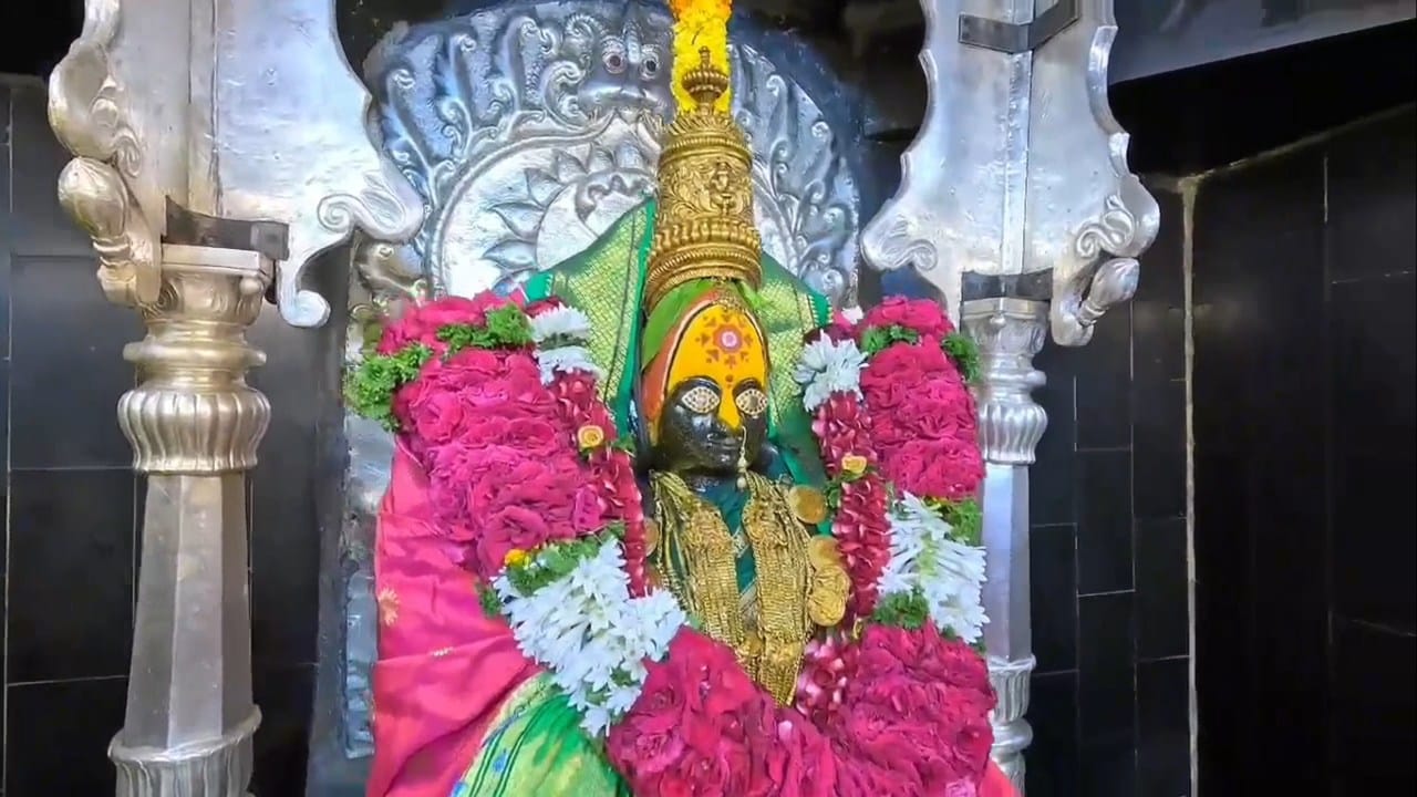 महाराष्ट्राची कुलस्वामिनी आई तुळजाभवानी मातेच्या चरणी देशाच्या कानाकोपऱ्यातून आलेल्या भाविकांनी भरभरून दान अर्पण केले आहे.
