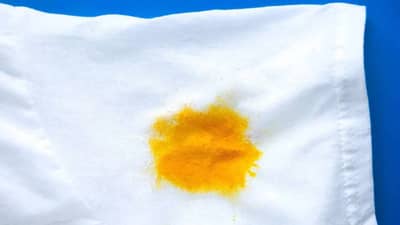 हळदीचे हट्टी डाग ? घरच्या घरी सहज करा साफ !