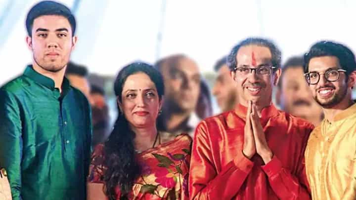 Udhav Thackeray : राज ठाकरे यांच्या पाठोपाठ उद्धव ठाकरे कुटुंबासह परदेश दौऱ्यावर रवाना Udhav Thackeray : राज ठाकरे यांच्या पाठोपाठ उद्धव ठाकरे कुटुंबासह परदेश दौऱ्यावर रवाना