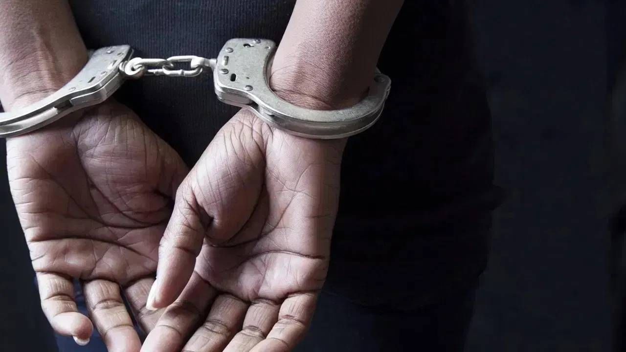 उत्तर प्रदेशमधील निळा ड्रम आणि हत्या प्रकरण चर्चेत असताना आत आणखी एक धक्कादायक प्रकार समोर आला आहे.  उत्तर प्रदेशमधील देवरिया येथील एका महिलेने आपल्या बॉयफ्रेंडच्या साथीने आपल्याच पतीची हत्या केली आहे. ही हत्या करून त्या महिलाने आपल्या पतीचा मृतदेह सुटकेसमध्ये कोंबून शेतात फेकून दिल्याचा प्रकार समोर आला आहे. विशेष म्हणजे ही सुटकेस महिलेच्या पतीनेच गिफ्ट केली होती. 