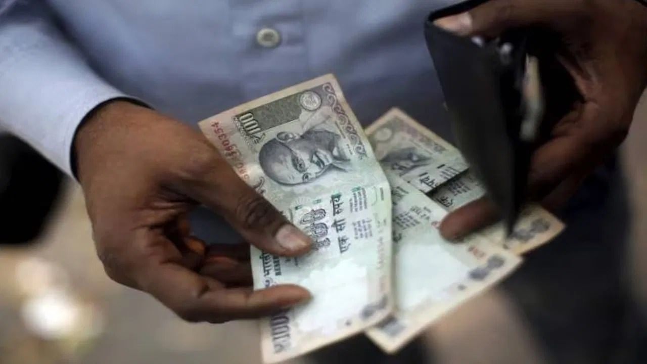 आयुष्यातील 'या' गोष्टींमुळे तुम्ही सुद्धा व्हाल कर्जबाजारी, वास्तूचे नियम एकदा जाणून घ्या