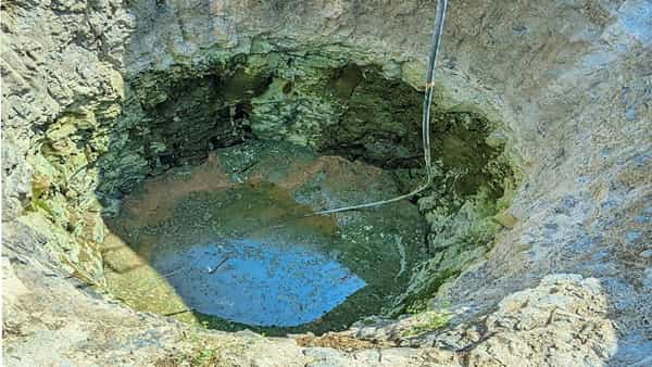 आजपर्यंत आपण सोनं चांदी, मोबाईल, पैसे चोरल्याच्या अनेक घटना, बातम्या ऐकल्या असतील. पण बीडच्या साक्षाळ पिंपरी येथील त्रिंबक काशीद नामक शेतकऱ्याच्या विहिरीमधील चक्क सहा टँकर पाणी चोरीला गेलं आहे.