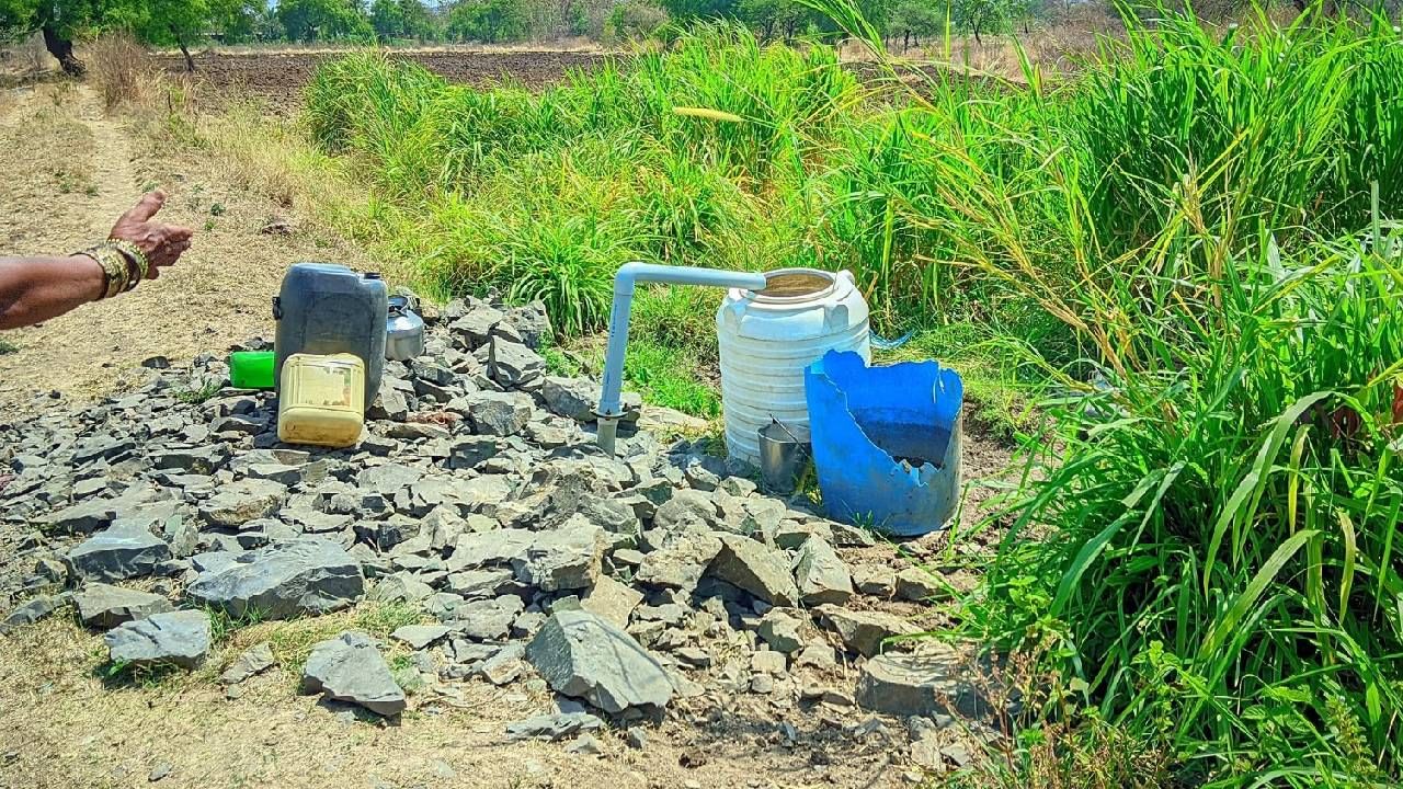 धक्कादायक बाब म्हणजे, ते चोर एवढ्यावरच थांबले नाहीत त्यांनी काही पुरावा पाठीमागे राहू नये म्हणून उर्वरीत पाणी शेतात वाया घालवले.