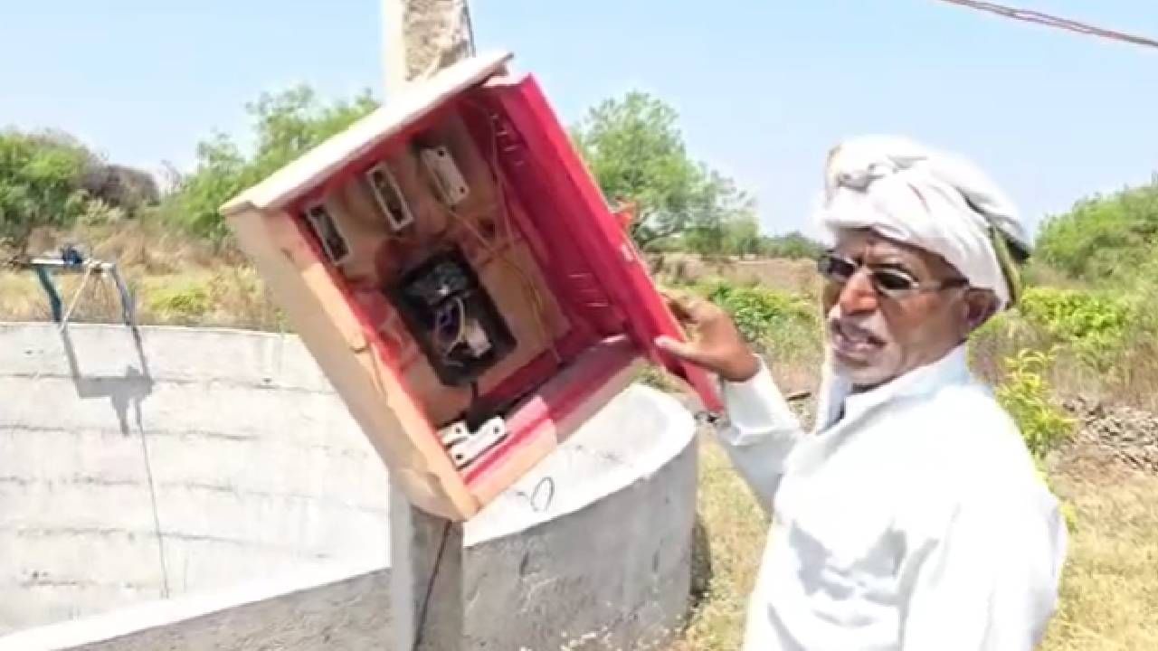 काही अज्ञात चोरट्यांनी शेतातील विद्युत पेटीचे लॅाक तोडुन अन मोटर चालु करुन बांधावरील मुख्य हुसासा मधुन विहिरीतील पाणी चोरले व विहीर पूर्ण खाली केली.