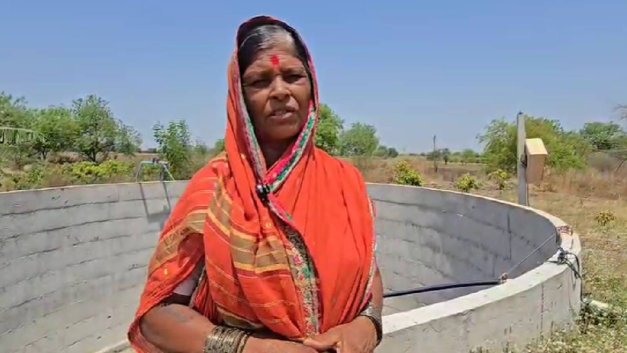 आता जनावरांना आणि झाडांना पाणी कुठून देऊ,आंब्याची झाडं आम्ही जगवायची कशी असा प्रश्न विचारताना शेतकरी महिलेच्या डोळ्यात अश्रू तरळले. 