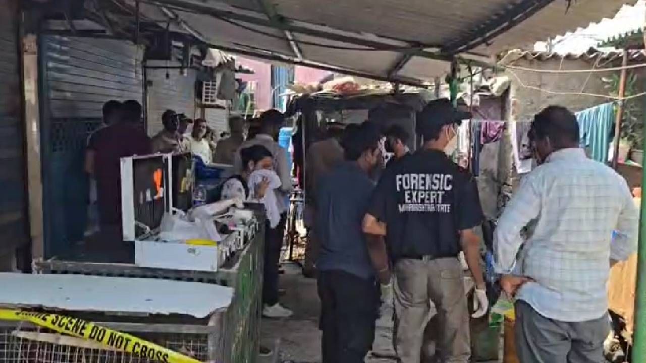 मिळालेल्या माहितीनुसार मृत महिलेचा पती हा सुरक्षा रक्षक म्हणून कामाला आहे. आज पहाटे जेव्हा तो घरी परतला तेव्हा त्याला घरात पत्नीचा मृतदेह सापडला. 