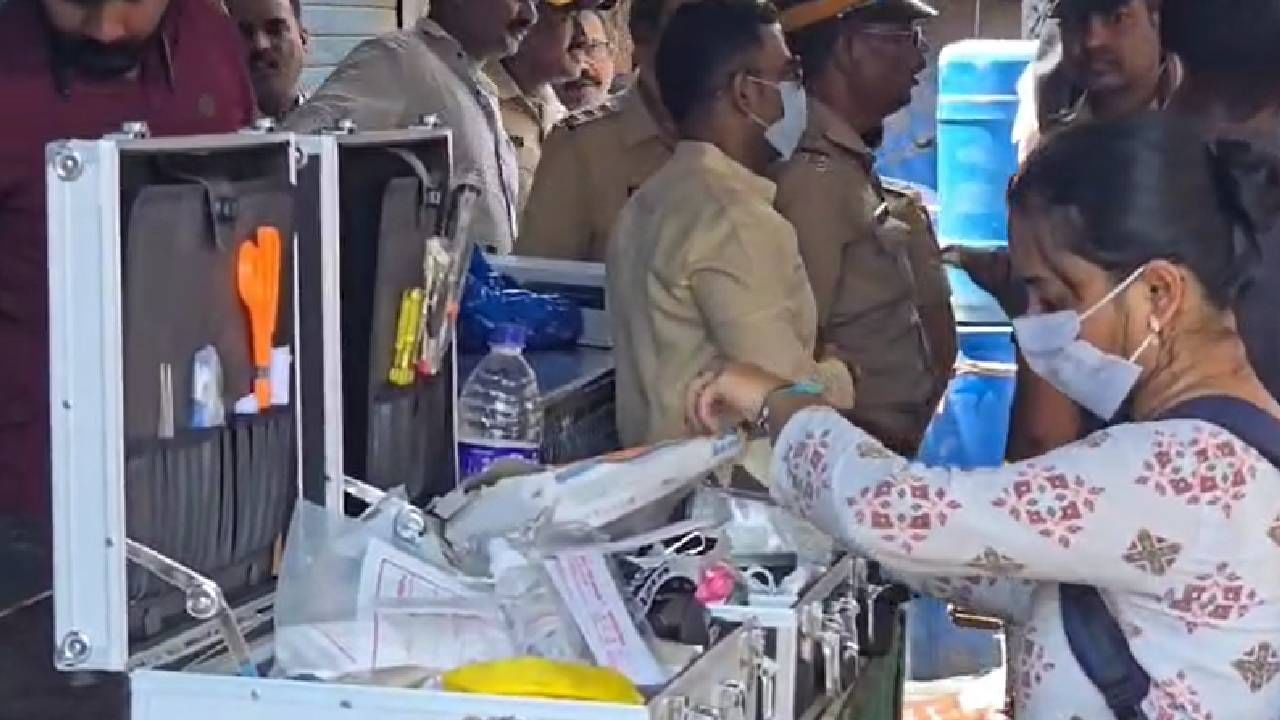 विक्रोळी रेल्वे स्थानकालगत असलेल्या झोपडपट्टीमध्ये एक धक्कादायक प्रकार घडला आहे. 