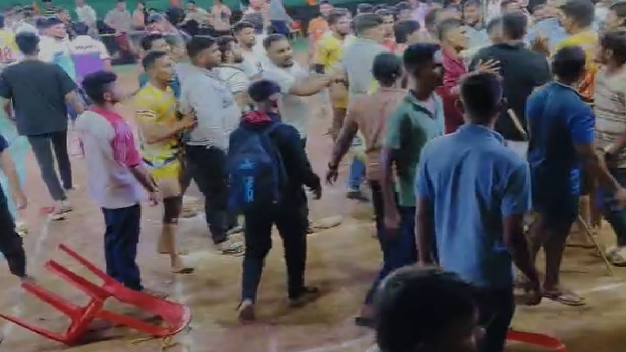 मध्यरात्री याच स्पर्धेमध्ये दोन गटांमध्ये हाणामारी झाल्याचा प्रकार समोर आला आहे. 