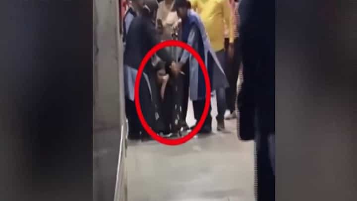 VIDEO : प्रेमासाठी काय पण... गर्लफ्रेंडला टाकलं बॅगेत अन् थेट आणलं बॉईज हॉस्टेलात, पुढे जे झालं त्यावर तुम्हीही माराल डोक्यावर हात VIDEO : प्रेमासाठी काय पण... गर्लफ्रेंडला टाकलं बॅगेत अन् थेट आणलं बॉईज हॉस्टेलात, पुढे जे झालं त्यावर तुम्हीही माराल डोक्यावर हात
