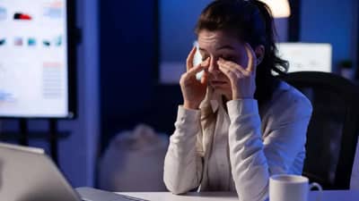 vitamin deficiency symptoms: तुमच्या शरीरात व्हिटॅमिन्सची कमतरता झाल्यास ही लक्षणे दिसून येतील, जाणून घ्या तज्ञांचे मत....