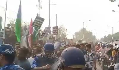 वक्फ कायद्याविरोधात प. बंगालमध्ये हिंसक निदर्शने, पोलिसांची वाहने पेटविली, मुर्शिदाबादमध्ये राष्ट्रीय महामार्ग बंद