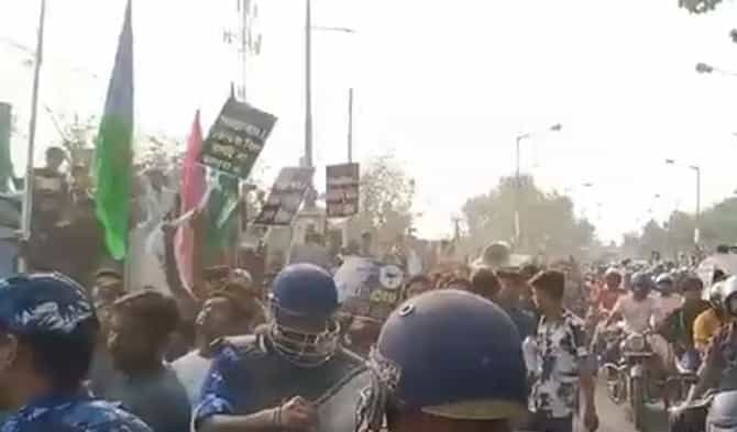 वक्फ कायद्याविरोधात प. बंगालमध्ये हिंसक निदर्शने, पोलिसांची वाहने पेटविली, मुर्शिदाबादमध्ये राष्ट्रीय महामार्ग बंद