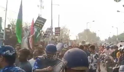 वक्फ कायद्याविरोधात प. बंगालमध्ये हिंसक निदर्शने, पोलिसांची वाहने पेटविली, मुर्शिदाबादमध्ये राष्ट्रीय महामार्ग बंद