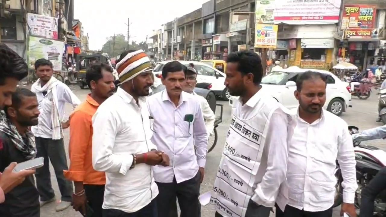 तत्कालीन मुख्यमंत्री देवेंद्र फडणवीस यांनी कर्जमाफीचे आश्वासन दिले होते. मात्र, आता उपमुख्यमंत्री अजित पवार यांनी कर्जमाफी शक्य नसल्याचे सांगत शेतकऱ्यांनी कर्ज भरण्याचे आवाहन केले.