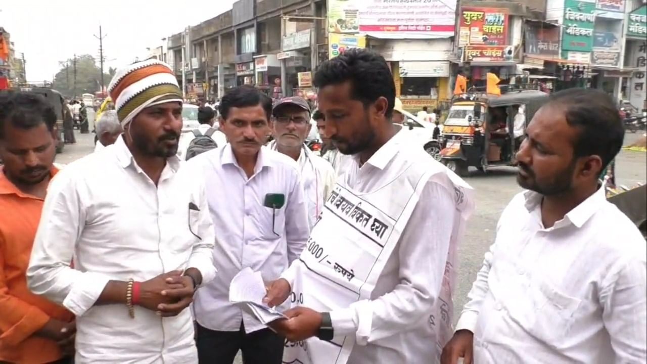 कर्जाच्या बोजामुळे हवालदिल झालेल्या सतीश इढोळे यांनी आज वाशिमच्या मुख्य बाजारपेठेत एक बॅनर अंगावर घालून उभे राहिले होते. या बॅनरवर विविध अवयवांचे दर लिहिले होते.