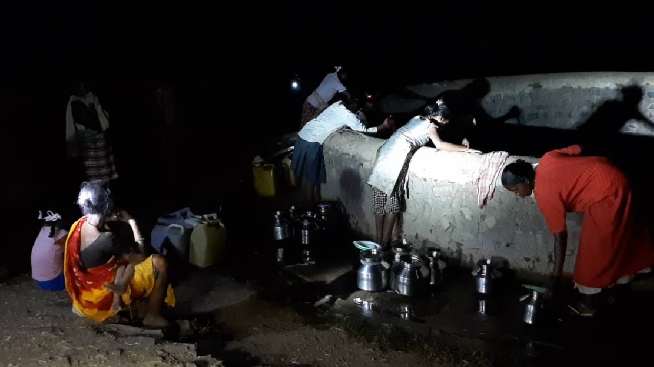 विहिरीवर पाण्यासाठी महिलांची चढाओढ सुरु असते. त्यांच्यासोबत लहान लहान मुलीही असतात. विंचू काट्याची भीती वाटत नाही. कारण पाणी हवंय. अगोदर गेलेल्या महिला पाणी आणल्यानंतर दुसऱ्या महिला पाण्यासाठी विहिरीवर नंबर लावतात. प्रत्येकीला पाणी मिळेल याची खबरदारी या महिला घेत असतात. 