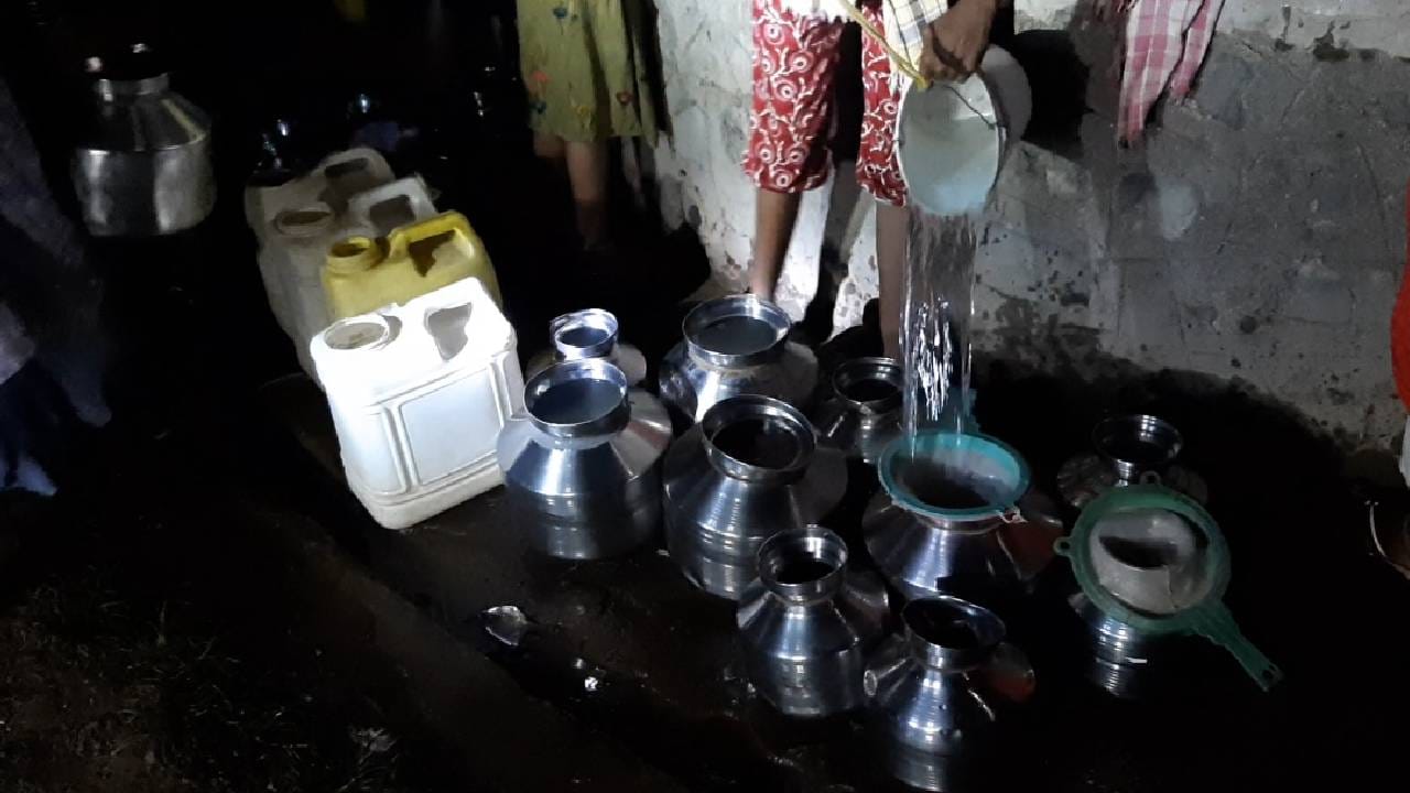 टीव्ही9ची टीम गावठाण पाड्यात रात्री 2 वाजता पोहोचली. त्यावेळी अख्ख्या गावात काळाकुट्ट अंधार होता. पण पाड्यापासून दूर हाकेच्या अंतरावर महिलांचा आवाज येत होता. भांड्यांचाही आवाज येत होता. त्यामुळे आमची टीम त्या दिशने गेली. तेव्हा बॅटरीच्या उजेडात काही महिला विहिरीवर पाणी भरताना दिसल्या. 