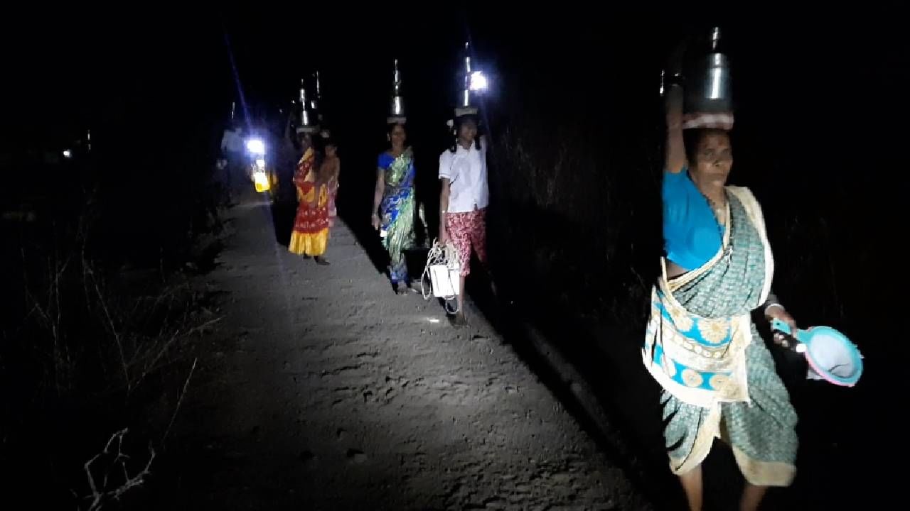 मुंबईपासून हाकेच्या अंतरावर असलेल्या पालघर जिल्ह्यातील वाडा तालुक्यात तर पाण्याची भीषण स्थिती दिसत आहे. पाणीच मिळत नसल्याने ग्रामस्थांना रात्री पाणी भरण्यासाठी पायपीट करावी लागत आहे. वाडा तालुक्यातील अवघ्या 40 घरांची वस्ती असलेल्या गावठाण पाड्यात पाणीच नाहीये, त्यामुळे या महिलांना दिवसा मोलमजुरी करून रात्री पाण्याच्या शोधात पाड्याच्या बाहेर पडावं लागत आहे. 