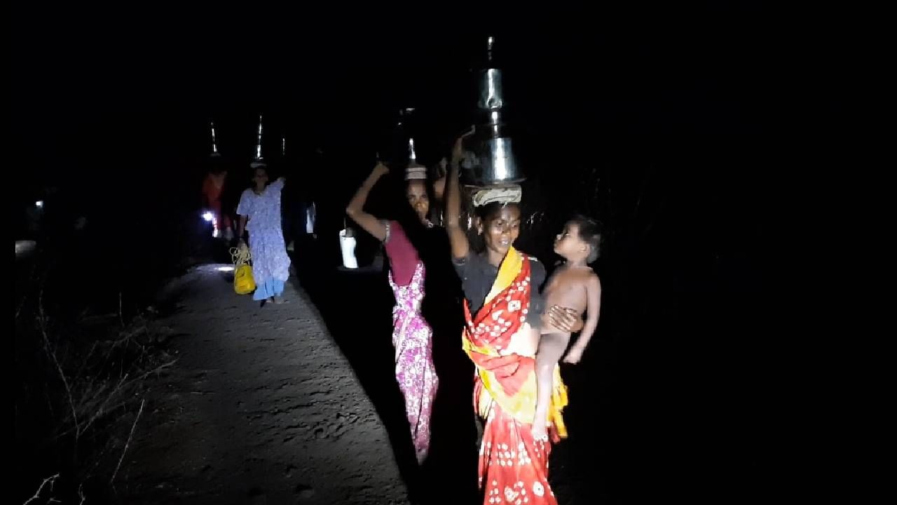 पाणी टंचाईबाबत ग्रामस्थांनी अनेक तक्रारी दिल्या आहेत. मात्र प्रशासनाला याकडे लक्ष द्यायला वेळच नाही. लोकप्रतिनिधींनी सुद्धा या समस्येकडे कानाडोळा केल्या. आज या महिलांना पाण्यासाठी रात्र काढावी लागते. विकास होतच राहील. पण आम्हाला पाणी कधी देणार? असा सवाल हे ग्रामस्थ करत आहेत. 