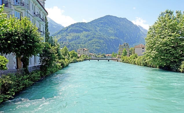 भारतात पाण्याची बाटली फक्त २० रुपये, पण स्वित्झर्लंडमध्ये किती ? आकडा ऐकून विश्वास बसणार नाही! भारतात पाण्याची बाटली फक्त २० रुपये, पण स्वित्झर्लंडमध्ये किती ? आकडा ऐकून विश्वास बसणार नाही!