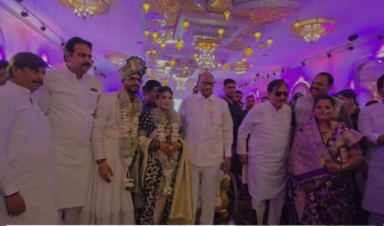 सोलापूर राष्ट्रवादी काँग्रेस पक्षाचे सरचिटणीस रवी पाटील यांचा मोठा मुलगा आनंद आणि प्रेरणा यांचा बोरगाव येथे आज विवाह सोहळा होणार होता,  या विवाह सोहळ्यासाठी ज्येष्ठ नेते शरद पवार यांना निमंत्रण दिले होते.