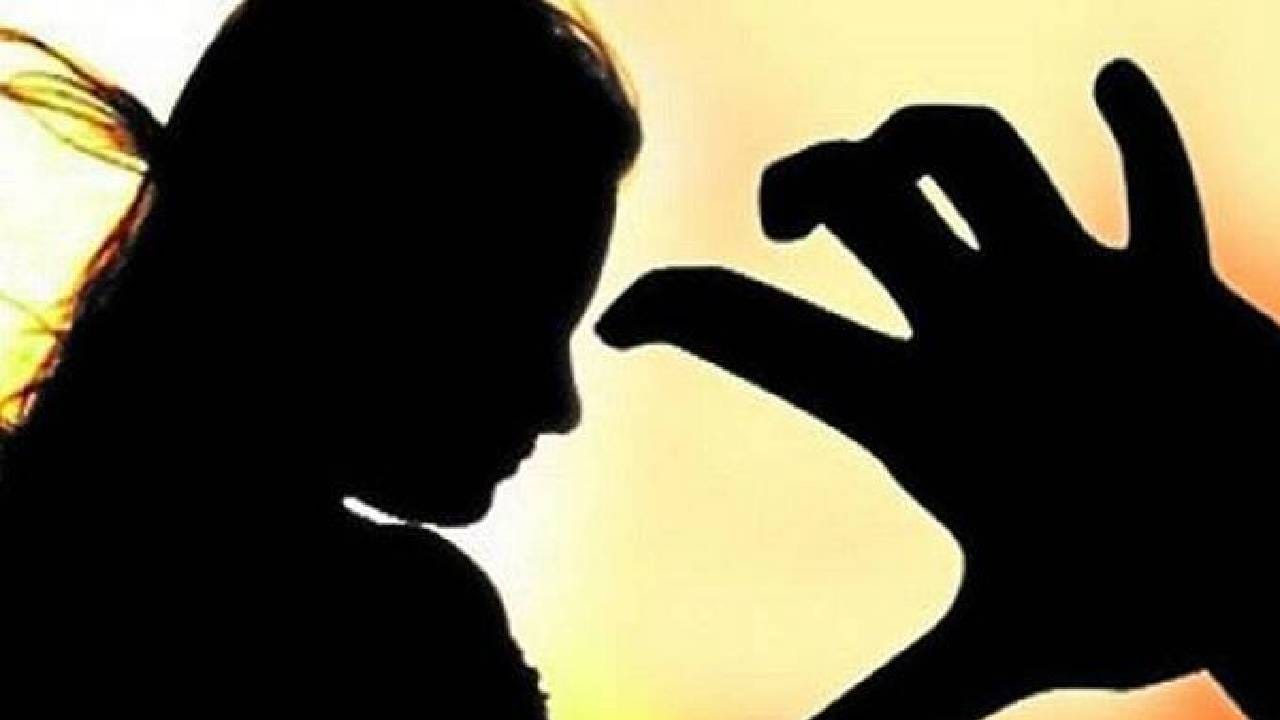 मुलाला चांगले मार्क देऊ, आम्हाला खुश कर... आमिष दाखवत शिक्षकांचा विद्यार्थ्याच्या आईवर अत्याचार