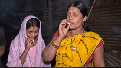 हे काय भलतंच, सासू देतेय सूनेला सिगारेट, अख्खं कुटुंब एकत्र बसून...व्हिडीओ तुफान व्हायरल!