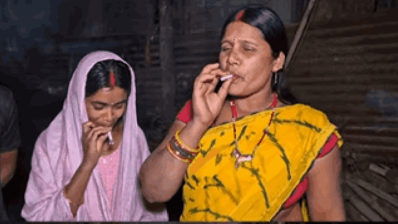 हे काय भलतंच, सासू देतेय सूनेला सिगारेट, अख्खं कुटुंब एकत्र बसून...व्हिडीओ तुफान व्हायरल!