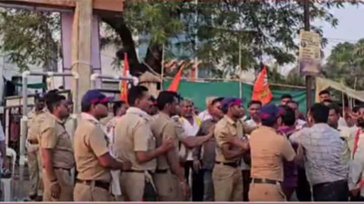 Eknath Shinde Program : टीव्ही 9च्या पत्रकाराला पोलिसांची धक्काबुक्की; शिंदेंच्या सभास्थळी घडला प्रकार Eknath Shinde Program : टीव्ही 9च्या पत्रकाराला पोलिसांची धक्काबुक्की; शिंदेंच्या सभास्थळी घडला प्रकार