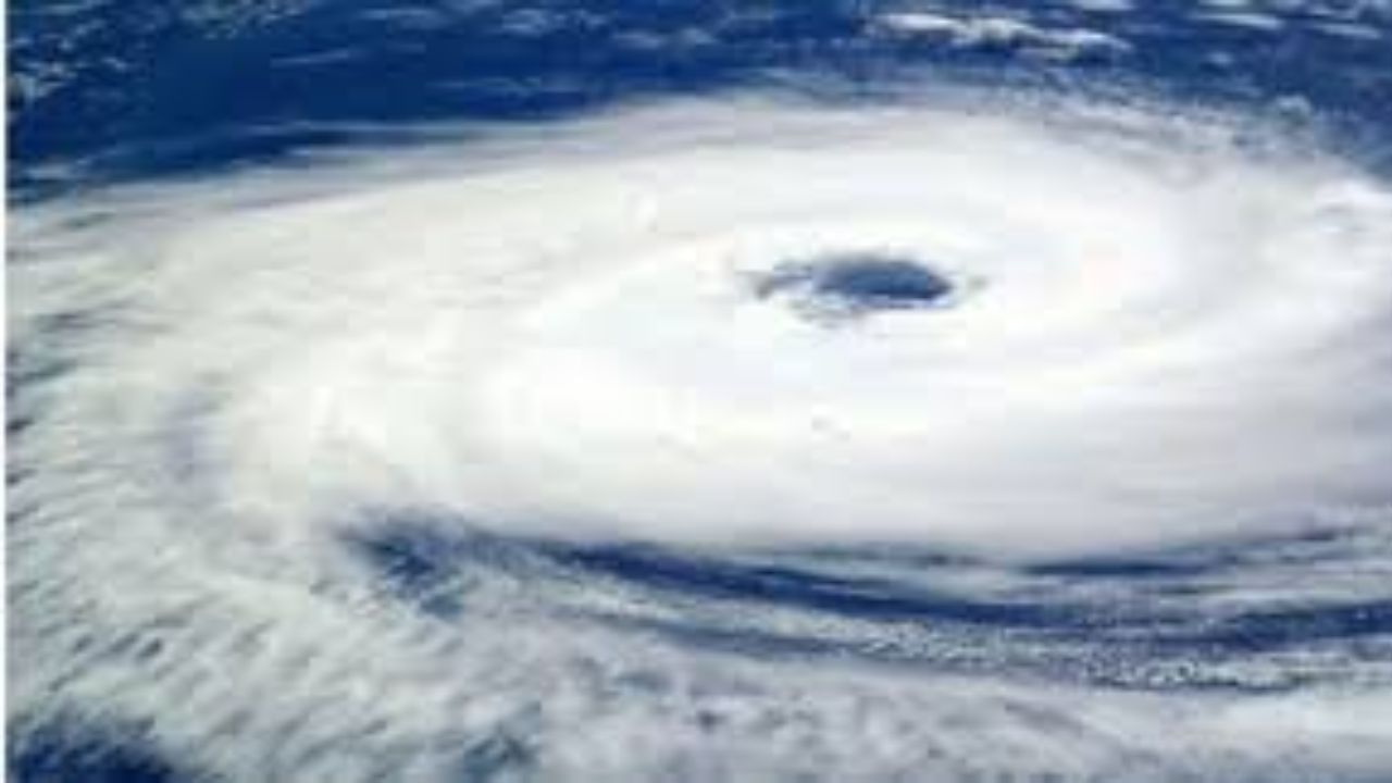 भारतामध्ये सध्या उन्हाचा तडाखा चांगलाच वाढला आहे, तर दुसरीकडे महाराष्ट्रासह अनेक भागांमध्ये जोरदार अवकाळी पाऊस सुरू असल्याचं देखील चित्र पाहायला मिळत आहे. पुढील चार ते पाच दिवस महाराष्ट्रात पावसाचा इशारा देण्यात आला आहे.