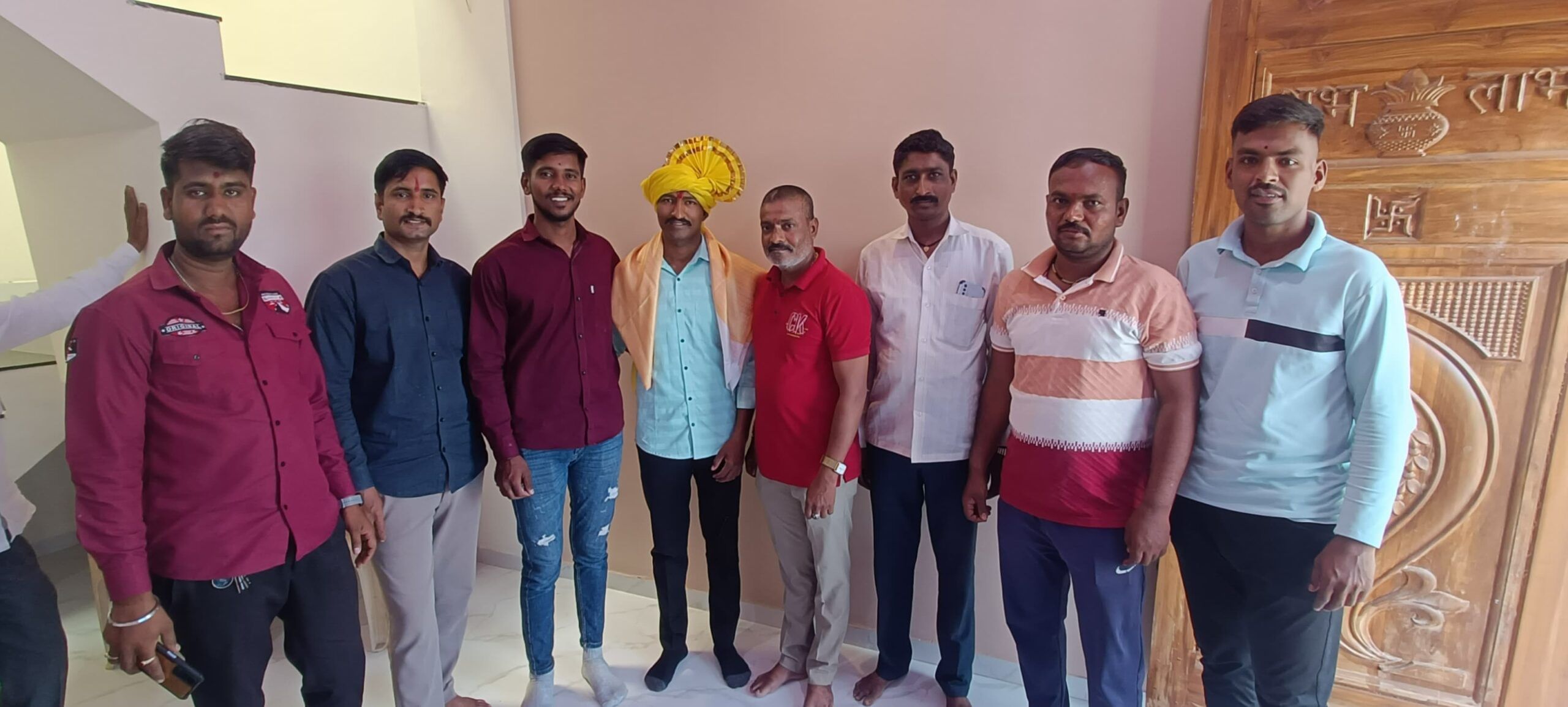 सुट्टीवर असलेल्या जवानांना तातडीने हजर राहण्याचे आदेश देण्यात आले आहेत.त्यामुळे अनेक जवान सीमेवर लढण्यासाठी परतत आहेत. असाच एक जवान सांगलीतून सीमेकडे रवाना झाला आहे.