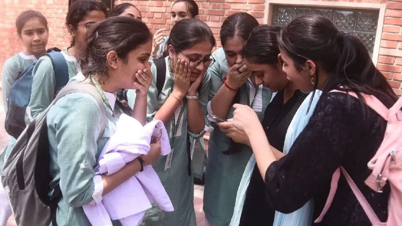 आज बारावीचा निकाल लागला आहे. बारावीत शंभर पैकी शंभर गुण मिळवणारा एकही विद्यार्थी नाही. परंतु शंभर टक्के निकाल लागलेली अनेक महाविद्यालये आहेत.