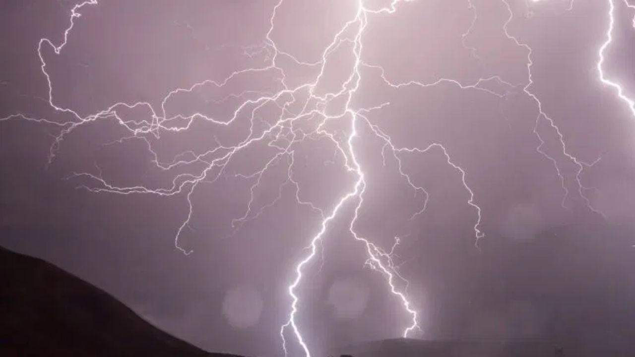 हवामान विभागानं दिलेल्या माहितीनुसार पुढील पाच दिवस महाराष्ट्रातील अनेक भागांमध्ये जोरदार पावसासह गारपिटीची शक्यता आहे. वादळी वाऱ्यासह पावसाचा इशारा देण्यात आला आहे. 