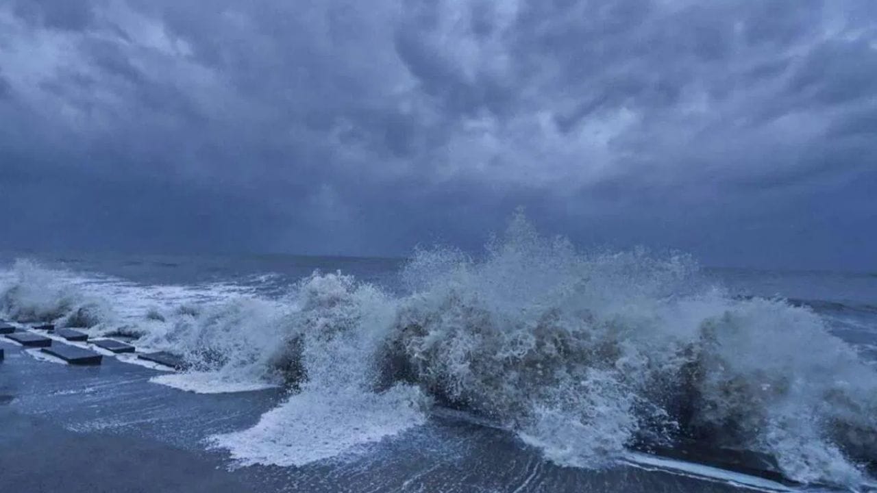 याचदरम्यान एक मोठी बातमी समोर येत आहे, ती म्हणजे देशावर एक मोठं संकट घोंगावत आहे, भारतामध्ये आणखी एक चक्रीवादळ येण्याची शक्यता आहे. बंगालच्या उपसागरात सायक्लॉन शक्तिची निर्मिती होऊ शकते असं हवामान विभागानं म्हटलं आहे.