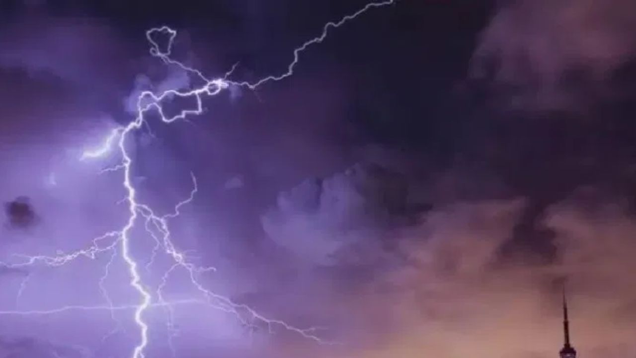 हवामान विभागाकडून सातारा, कोल्हापूर, पुणे या जिल्ह्यांच्या घाटमाथ्यावर आणि रत्नागिरी व सिंधुदुर्गमध्ये पुढील चार ते पाच दिवस मुसळधार पावसाची शक्यता वर्तवण्यात आली आहे, त्यामुळे या भागांना ऑरेंज अलर्ट जारी करण्यात आला आहे.  