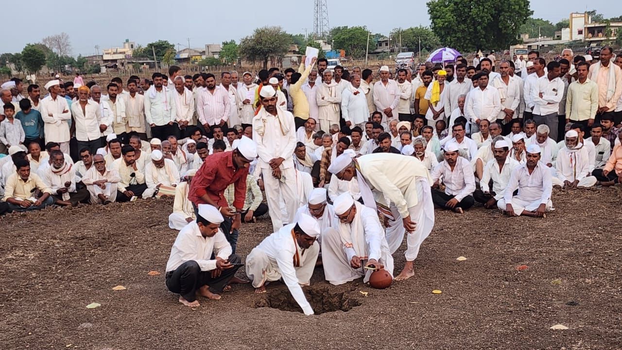 साधारणपणे चालू वर्ष कसं असणार आहे, पावसाचं प्रमाण कसं राहील, पीक पाण्याची परिस्थिती काय असणार आहे? देशात राजकीय परिस्थिती कशी असणार आहे, काही संकट येणार आहे का? अशा स्वरुपाचं भाकीत हे भेंडवळ येथे वर्तवण्यात येतं.