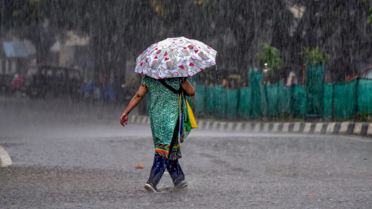 पुढील पाच दिवस मध्य महाराष्ट्र, विदर्भ आणि मराठवाड्यात  मुसळधार पाऊस आणि गारपीट होऊ शकते असा अंदाज आयएमडीकडून वर्तवण्यात आला आहे. वादळी वाऱ्याचा देखील इशारा देण्यात आला आहे.