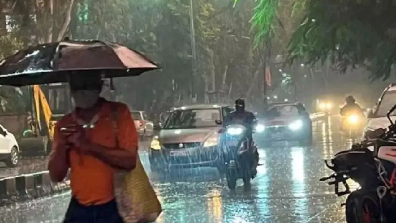 दरम्यान आज पुन्हा एकदा आयएमडीकडून (IMD) महाराष्ट्रातील अनेक जिल्ह्यांना पावसाचा हाय अलर्ट देण्यात आला आहे, महाराष्ट्रातील अनेक भागांमध्ये मुसळधार पावसाची शक्यता वर्तवण्यात आली आहे. हवेचा वेग देखील या काळात प्रचंड राहणार असल्याचा अंदाज आहे.