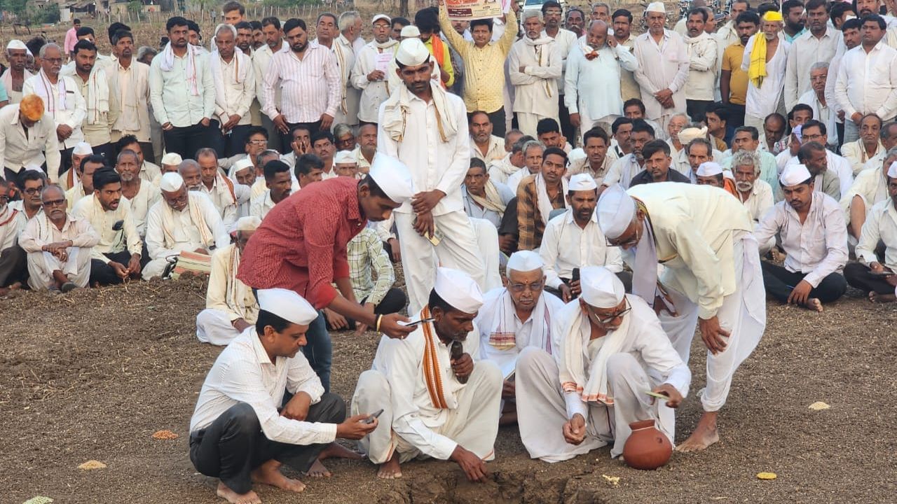 भेंडवळमध्ये अक्षय तृतीयेच्या पूर्वसंधेला ही घट मांडणी करण्यात आली होती. त्यानंतर आज दुसर्या दिवशी भाकीत वर्तवण्यात आलं आहे. यावर्षी पाऊस सर्वसाधारण असणार आहे, असं भाकीत भेंडवळच्या घट मांडणीमध्ये वर्तवण्यात आलं आहे.