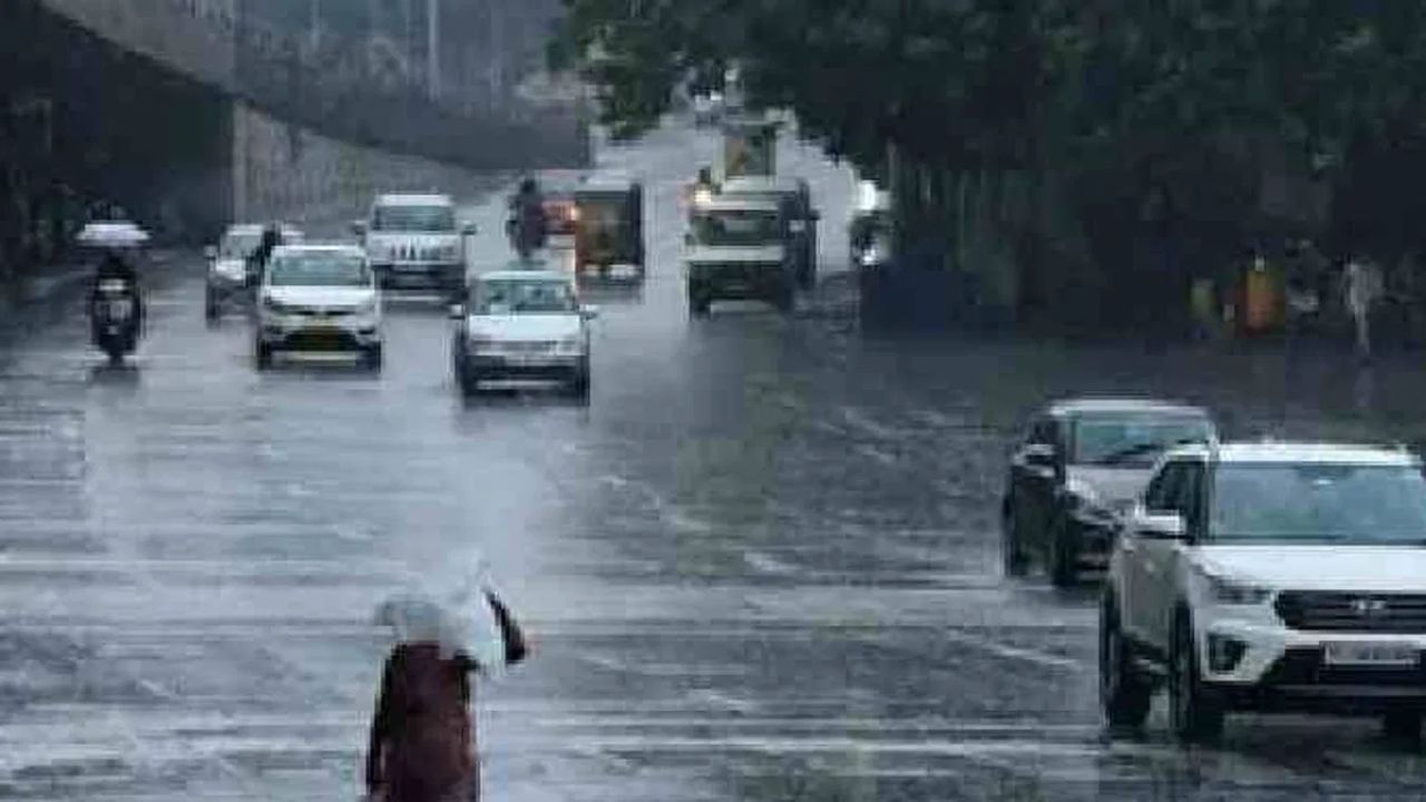 दुसरीकडे मराठवाड्यात पावसाला सुरुवात झाली असून, जालना शहरासह जिल्ह्यात दमदार पावसानं हजेरी लावली आहे.वादळी वाऱ्यासह जिल्ह्यातील अनेक भागांना गारपिटीचा देखील तडाखा बसला आहे.