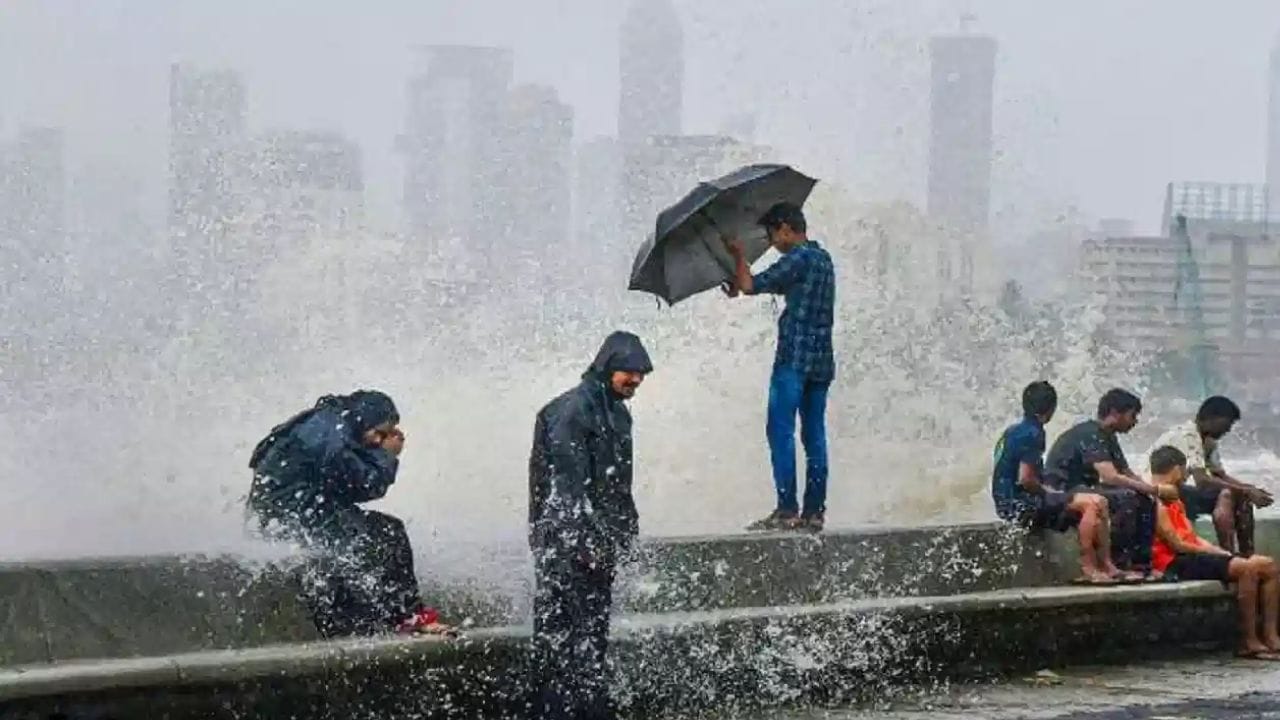 गेल्या काही दिवसांपासून राज्यात अवकाळी पाऊस सुरूच आहे, अवकाळी पावसाचा मोठा तडाखा शेतकऱ्यांना बसला आहे. पिकांचं मोठ्या प्रमाणात नुकसान झालं आहे. दरम्यान आता पुन्हा एकदा हवामान विभागाकडून राज्यात अतिमुसळधार पावसाचा इशारा देण्यात आला आहे. 