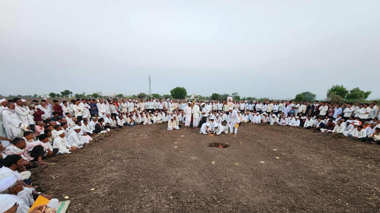 मान्सूनच्या पहिल्या महिन्यामध्ये पावसाचं प्रमाण कमी राहील, दुसऱ्या महिन्यात चांगला पाऊस होईल, तिसऱ्या महिन्यात पावसाचं प्रमाण कमी असेल, तर चौथ्या महिन्यात अवकाळी पावसाचा फटका बसेल असं भेंडवळच्या घट मांडणीनंतर वर्तवण्यात आलं आहे.
