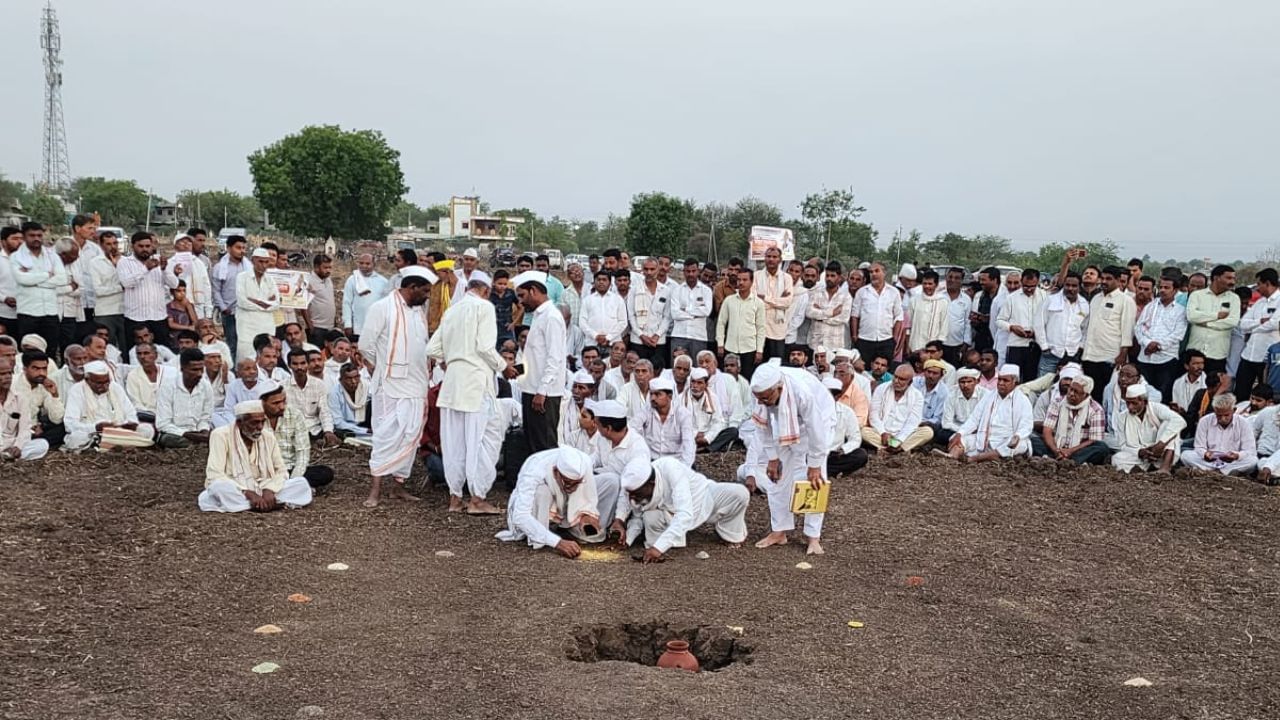 पिकांची स्थिती कशी असणार? याबाबत देखील भाकीत वर्तवण्यात आलं आहे, कपाशीचं पीक यावर्षी अनिश्चित असणार, तुरीचं पीक देखील अनिश्चित असणार आहे. तर मूग आणि उडिदाचं पीक सर्वासाधरण येईल असं भाकीत वर्तवण्यात आलं आहे.