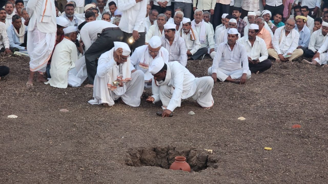 दरम्यान सध्या भारत आणि पाकिस्तानमध्ये तणावाचं वातावरण आहे, त्यामुळे युद्ध होणार का याबाबत सर्वांनाच उत्सुकता आहे. याबाबत देखील मोठं भाकीत भेंडवळच्या घट मांडणीत वर्तवण्यात आलं आहे. सीमेवर तणावाची स्थिती राहील असं म्हटलं आहे.
