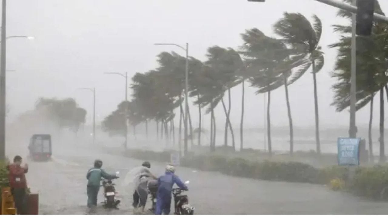 दुसरीकडे महाराष्ट्रात पुन्हा एकदा अवकाळी पावसाचा इशारा देण्यात आला आहे, पुढील चार ते पाच दिवस राज्याच्या अनेक भागांमध्ये अवकाळी पाऊस पडू शकतो असा अंदाज आहे.