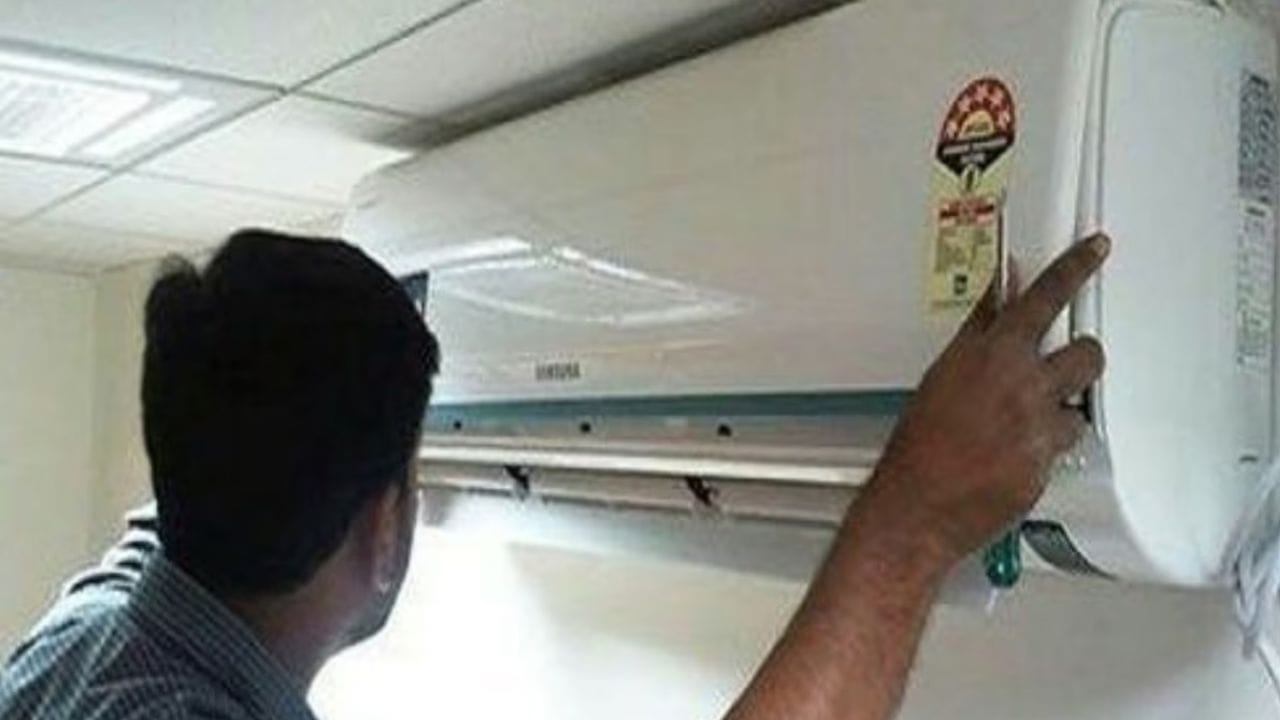  खोलीत सरळ ऊन येत असेल तर खोलीचे तापमान वाढते. त्यामुळे एसीला खोली थंड करण्यासाठी जास्त मेहनत लागते. पर्यायाने विजेचा वापर वाढतो. ऊन थांबवण्यासाठी खिडक्यांवर मोठे पडदे लावा. 