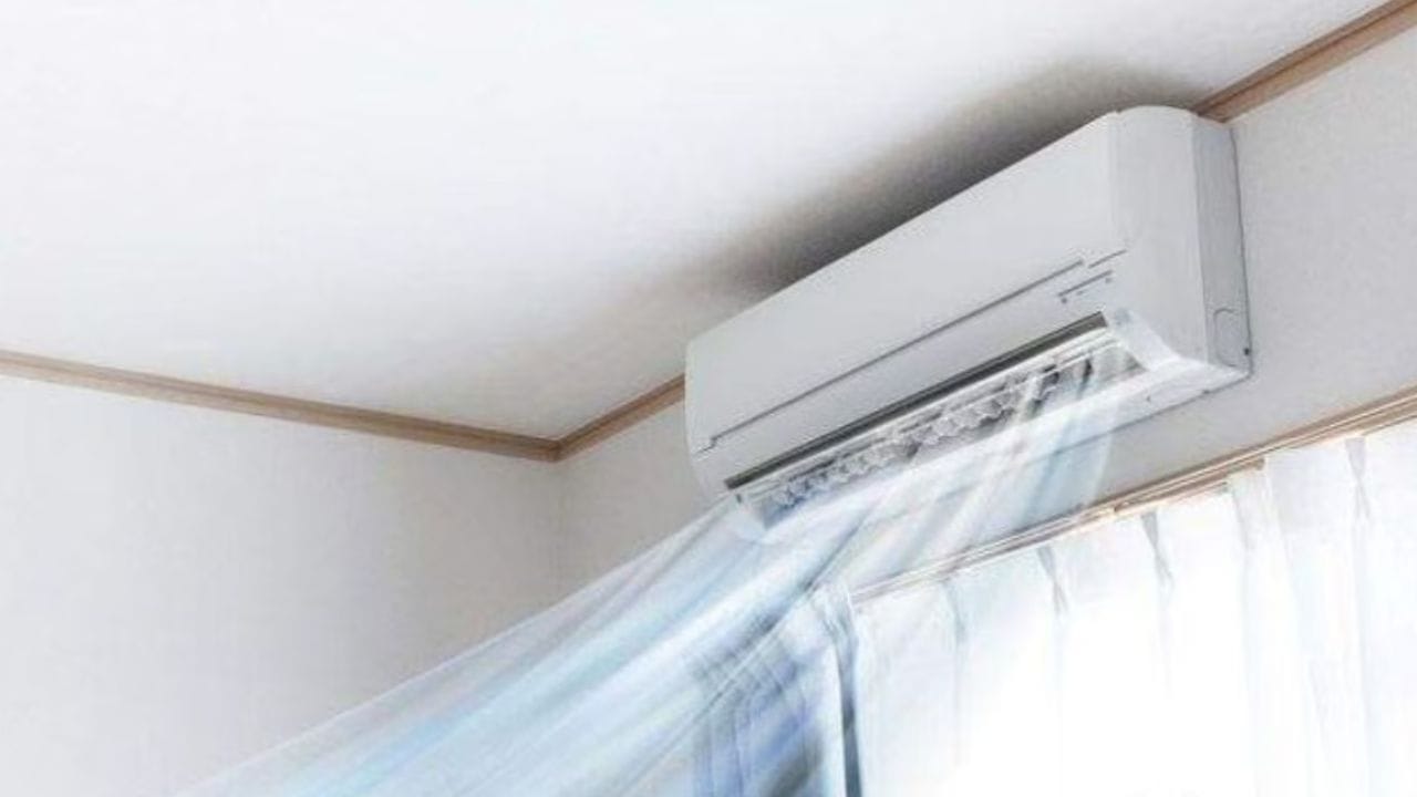 नेहमी लोक एसी अत्यंत कमी तापमानात म्हणजे 16-18 डिग्री सेल्सियसवर चालवतात. त्यामुळे कॉप्रेसरवर दबाव पडतो. विजेचा वापर वाढतो. साधारणपणे एसीसाठी 24 डिग्री सेल्सियस तापमान आदर्श मानले जाते. हा आरामदायक आहे. 