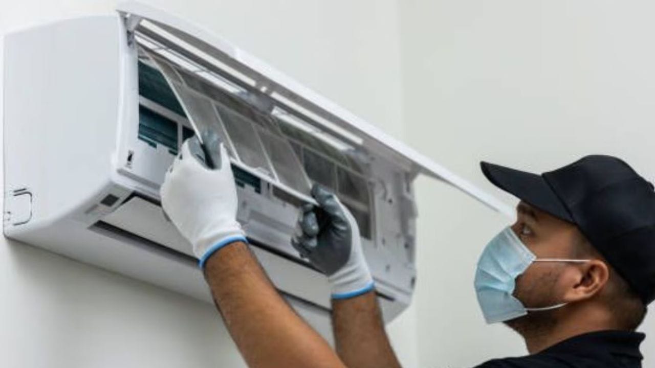 एसीची नियमित स्वच्छता केली नाही तर त्याच्या फिल्टरमध्ये घाण आणि धूळ साचते. त्यामुळे एसीला हवा खेचणे आणि थंड करण्यासाठी जास्त मेहनत करावी लागते. पर्यायाने विजेचा वापर वाढतो. यामुळे वर्षातून एक वेळा सर्व्हिसिंग करणे गरजेचे आहे. 