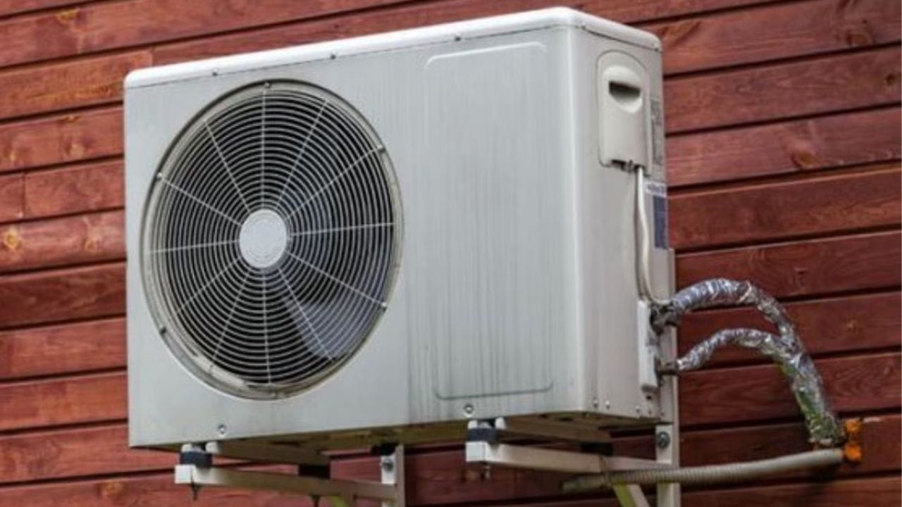 एसी चालवताना खोलीचे दरवाजे-खिडक्या सुरु ठेवल्याने थंड हवा बाहेर जाते. तसेच बाहेरची गरम हवा आत येते. यामुळे खोली थंड ठेवण्यासाठी एसीला जास्त काम करावे लगते. पर्यायाने वीज बिल वाढते. म्हणून एससी सुरु असताना दरवाजे, खिडक्या बंद असाव्यात. 