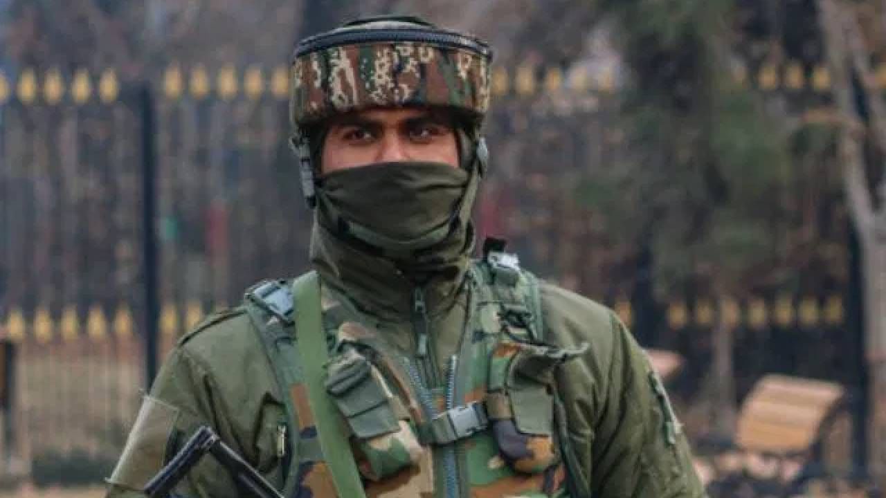 एखाद्या मोहिमेवर निघताना जवानांना त्यांना रोज लागणारं सर्व सामान बॅगमध्ये भरून न्यावं लागतं. विशेष म्हणजे या सामानासह कधीकधी जवान आपल्या शत्रूशी दोन हात करतात. 